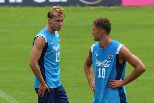 SSC Napoli Training Camp - Day 2 Rasmus Hojlund of Napoli and Lorenzo Lucca during a training session on Day of the preseason camp of SSC Napoli at stadio Carciato in Dimaro Folgarida, Trento, Italy, on July 18, 2025. Dimaro Folgarida Trento Italy  Copyright: xCiroxDexLucax originalFilename:deluca-sscnapol260718_npnqE.jpg