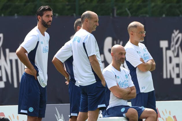 SSC Napoli Training Camp - Day 2 Massimiliano Allegri, coach of Napoli, and Angelo Gioffredo, medic, during a training session on Day of the preseason camp of SSC Napoli at stadio Carciato in Dimaro Folgarida, Trento, Italy, on July 18, 2025. Dimaro Folgarida Trento Italy  Copyright: xCiroxDexLucax originalFilename:deluca-sscnapol260718_npUoG.jpg
