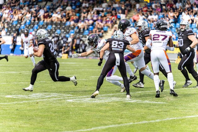 18.07.2026, xdaymx, American Football EFA European Football Alliance, Frankfurt Galaxy - Raiders Tirol, Lukas Haslwanter (Raiders Tirol) setzt sich gegen alle durch Frankfurt am Main *** July 18, 2026, xdaymx, American Football EFA European Football Alliance, Frankfurt Galaxy vs. Raiders Tirol, Lukas Haslwanter: Raiders Tirol Prevails Against All Odds in Frankfurt am Main