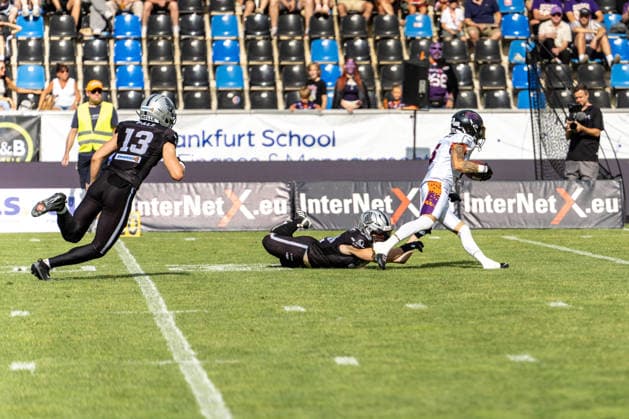 18.07.2026, xdaymx, American Football EFA European Football Alliance, Frankfurt Galaxy - Raiders Tirol, Paul Kavadia-Lenhardt (Frankfurt Galaxy) setzt sich gegen zwei Gegenspieler durch Frankfurt am Main *** July 18, 2026, xdaymx, American Football EFA European Football Alliance, Frankfurt Galaxy vs. Raiders Tirol, Paul Kavadia Lenhardt; Frankfurt Galaxy prevails over two opponents in Frankfurt am Main