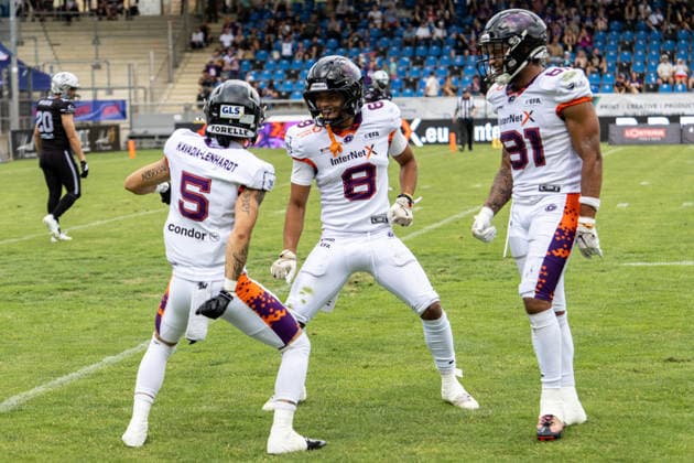 18.07.2026, xdaymx, American Football EFA European Football Alliance, Frankfurt Galaxy - Raiders Tirol, Jubel nach einem Touchdown von Paul Kavadia-Lenhardt mit Tyler Foster und Brevin Easton (Frankfurt Galaxy) Frankfurt am Main *** July 18, 2026, xdaymx, American Football EFA European Football Alliance, Frankfurt Galaxy vs. Raiders Tirol, Celebrations following a touchdown by Paul Kavadia Lenhardt with Tyler Foster and Brevin Easton, Frankfurt Galaxy, Frankfurt am Main
