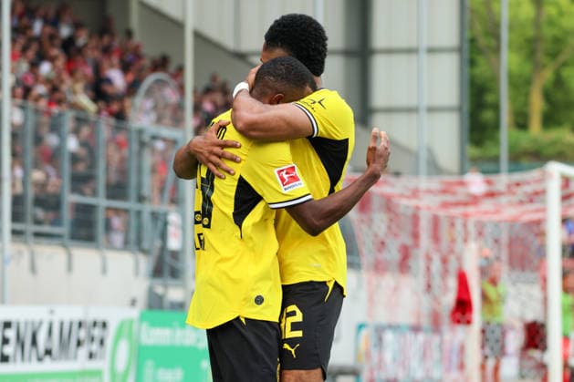 Oberhausen, Deutschland: 18.07.2026 - Testspiel - RW Oberhausen vs. Borussia Dortmund Im Bild: Torschütze Justin Lerma (BVB) macht das Tor zum Ausgleich zum 1:1 für Dortmund und jubelt mit Almugera Kabar (BVB) *** Oberhausen, Germany, July 18, 2026: Friendly match between RW Oberhausen and Borussia Dortmund. Pictured: Goal scorer Justin Lerma of BVB scores the equalizer to make it 1-1 for Dortmund and celebrates with Almugera Kabar of BVB. Copyright: HMBxMedia MadeleinexFantini