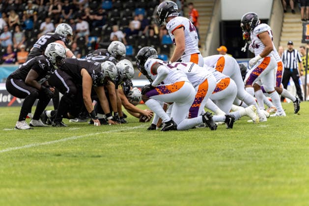 18.07.2026, xdaymx, American Football EFA European Football Alliance, Frankfurt Galaxy - Raiders Tirol, beide Mannschaften beim Abknien Frankfurt am Main *** July 18, 2026, xdaymx, American Football EFA European Football Alliance, Frankfurt Galaxy vs. Raiders Tirol, both teams taking a knee in Frankfurt am Main