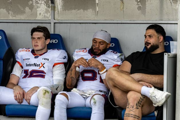 18.07.2026, xdaymx, American Football EFA European Football Alliance, Frankfurt Galaxy - Raiders Tirol, vl. Ethan Gabers und Brevin Easton enttäuscht am Seitenrand Frankfurt am Main *** July 18, 2026, xdaymx, American Football EFA European Football Alliance, Frankfurt Galaxy vs. Raiders Tirol, with Ethan Gabers and Brevin Easton looking disappointed on the sidelines in Frankfurt am Main