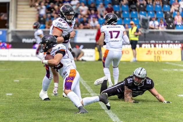 18.07.2026, xdaymx, American Football EFA European Football Alliance, Frankfurt Galaxy - Raiders Tirol, Juri Sievers (Frankfurt Galaxy) setzt sich im Laufduell durch Frankfurt am Main *** July 18, 2026, xdaymx, American Football EFA European Football Alliance, Frankfurt Galaxy vs. Raiders Tirol, Juri Sievers: Frankfurt Galaxy Prevails in a Running Duel, Frankfurt am Main