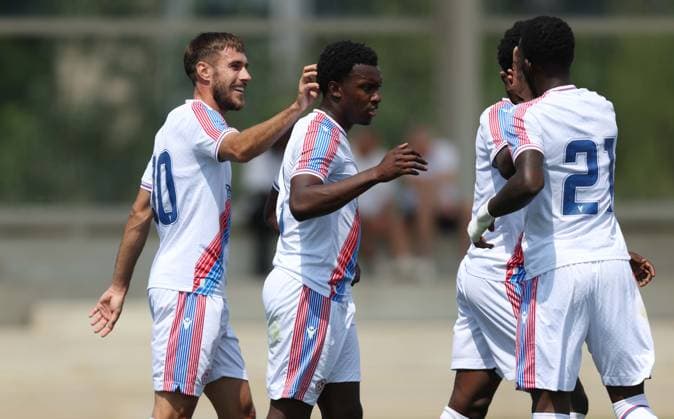 Pre Season Friendly - Crystal Palace v Swindon Town LONDON, ENGLAND, JULY 18: GOAL 1-0, Eddie Nketiah of Crystal Palace goal celebration with Oscar Mingueza & Romain Esse of Crystal Palace after scoring a goal to put Crystal Palace 1-0 ahead during the Pre Season Friendly match between Crystal Palace FC v Swindon Town FC at Crystal Palace Training Ground, Beckenham, London, on 18 July. (Photo by Daniel Weir) London Crystal Palace Training Ground United Kingdom Copyright: xDanielxWeir SportsxPressxPhotox Sportspressphoto_SPR192626