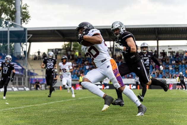 18.07.2026, xdaymx, American Football EFA European Football Alliance, Frankfurt Galaxy - Raiders Tirol, Gerald Ameln (Frankfurt Galaxy) setzt sich gegen Felix Salonen (Raiders Tirol) durch Frankfurt am Main *** July 18, 2026, xdaymx, American Football EFA European Football Alliance, Frankfurt Galaxy vs. Raiders Tirol, Gerald Ameln Frankfurt Galaxy defeats Felix Salonen s Raiders Tirol Frankfurt am Main