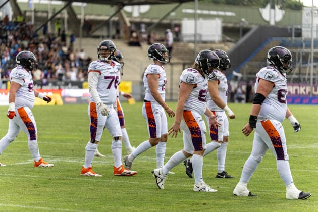 18.07.2026, xdaymx, American Football EFA European Football Alliance, Frankfurt Galaxy - Raiders Tirol, enttäuschte Spieler nach der Niederlage gegen die Raiders Tirol Frankfurt am Main *** July 18, 2026, xdaymx, American Football EFA European Football Alliance, Frankfurt Galaxy vs. Raiders Tirol, Disappointed players after the loss to the Raiders Tirol, Frankfurt am Main