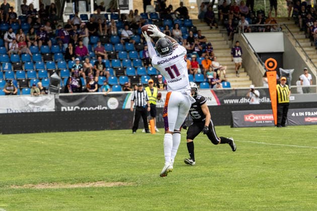18.07.2026, xdaymx, American Football EFA European Football Alliance, Frankfurt Galaxy - Raiders Tirol, Normam Schumm fängt den Ball zum Touchdown Frankfurt am Main *** July 18, 2026, xdaymx, American Football EFA European Football Alliance, Frankfurt Galaxy vs. Raiders Tirol, Normam Schumm catches the ball for a touchdown in Frankfurt am Main