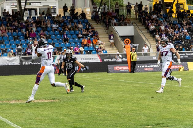 18.07.2026, xdaymx, American Football EFA European Football Alliance, Frankfurt Galaxy - Raiders Tirol, Normam Schumm fängt den Ball zum Touchdown Frankfurt am Main *** July 18, 2026, xdaymx, American Football EFA European Football Alliance, Frankfurt Galaxy vs. Raiders Tirol, Normam Schumm catches the ball for a touchdown in Frankfurt am Main