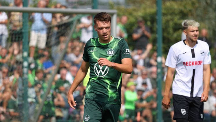 VfL vs Verl, Testspiel Wolfsburg, 18.07.2026, Fußball, Herren, Saison 2026 2027, 2. BL, VfL Wolfsburg vs SC Verl, Testspiel, Dzenan Pejcinovic (VfL Wolfsburg) Torjubel zum 3:0 Niedersachsen Deutschland *** VfL vs. Verl, Friendly Match in Wolfsburg, July 18, 2026, Soccer, Men s, 2026–2027 Season, 2. Bundesliga, VfL Wolfsburg vs. SC Verl, Friendly Match, Dzenan Pejcinovic of VfL Wolfsburg celebrates a goal in the 3–0 win, Lower Saxony, Germany