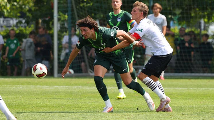 VfL vs Verl, Testspiel Wolfsburg, 18.07.2026, Fußball, Herren, Saison 2026 2027, 2. BL, VfL Wolfsburg vs SC Verl, Testspiel, Fraser Hornby (VfL Wolfsburg), Fabian Wessig (Verl) Niedersachsen Deutschland *** VfL vs. Verl, Friendly Match, Wolfsburg, July 18, 2026, Soccer, Men s, 2026–2027 Season, 2. Bundesliga, VfL Wolfsburg vs. SC Verl, Friendly Match, Fraser Hornby (VfL Wolfsburg), Fabian Wessig (Verl), Lower Saxony, Germany