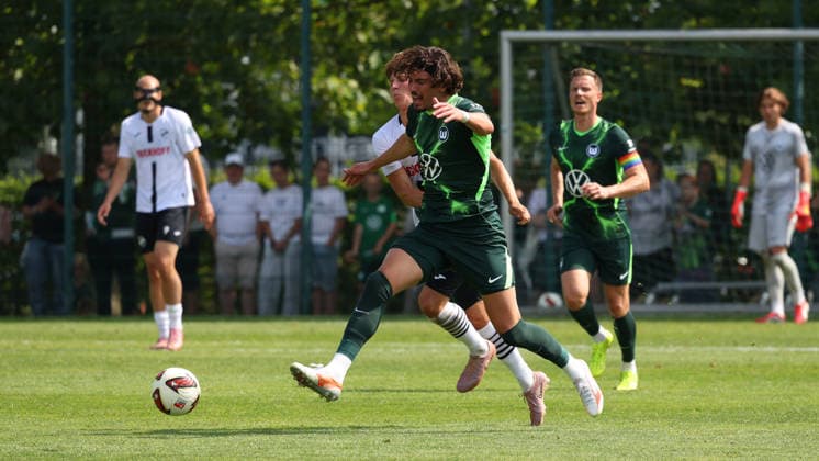 VfL vs Verl, Testspiel Wolfsburg, 18.07.2026, Fußball, Herren, Saison 2026 2027, 2. BL, VfL Wolfsburg vs SC Verl, Testspiel, Fraser Hornby (VfL Wolfsburg), Fabian Wessig (Verl) Niedersachsen Deutschland *** VfL vs. Verl, Friendly Match, Wolfsburg, July 18, 2026, Soccer, Men s, 2026–2027 Season, 2. Bundesliga, VfL Wolfsburg vs. SC Verl, Friendly Match, Fraser Hornby (VfL Wolfsburg), Fabian Wessig (Verl), Lower Saxony, Germany