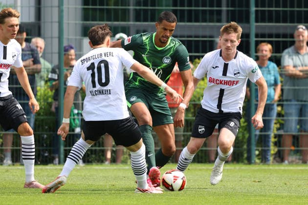 VfL vs Verl, Testspiel Wolfsburg, 18.07.2026, Fußball, Herren, Saison 2026 2027, 2. BL, VfL Wolfsburg vs SC Verl, Testspiel, Bilal Yalcinkaya (Verl), Robert Glatzel (VfL Wolfsburg), Dennis Waidner (Verl) Niedersachsen Deutschland *** VfL vs. Verl, Friendly Match in Wolfsburg, July 18, 2026, Soccer, Men s, 2026–2027 Season, 2. Bundesliga, VfL Wolfsburg vs. SC Verl, Friendly Match, Bilal Yalcinkaya (Verl), Robert Glatzel (VfL Wolfsburg), Dennis Waidner (Verl), Lower Saxony, Germany