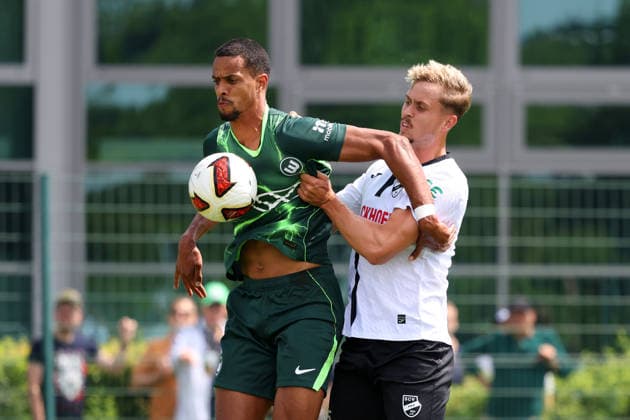 VfL vs Verl, Testspiel Wolfsburg, 18.07.2026, Fußball, Herren, Saison 2026 2027, 2. BL, VfL Wolfsburg vs SC Verl, Testspiel, Robert Glatzel (VfL Wolfsburg), Nick Seidel (Verl) Niedersachsen Deutschland *** VfL vs. Verl, Friendly Match, Wolfsburg, July 18, 2026, Soccer, Men s, 2026–2027 Season, 2. Bundesliga, VfL Wolfsburg vs. SC Verl, Friendly Match, Robert Glatzel (VfL Wolfsburg), Nick Seidel (Verl), Lower Saxony, Germany