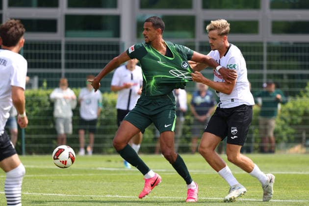 VfL vs Verl, Testspiel Wolfsburg, 18.07.2026, Fußball, Herren, Saison 2026 2027, 2. BL, VfL Wolfsburg vs SC Verl, Testspiel, Robert Glatzel (VfL Wolfsburg), Nick Seidel (Verl) Niedersachsen Deutschland *** VfL vs. Verl, Friendly Match, Wolfsburg, July 18, 2026, Soccer, Men s, 2026–2027 Season, 2. Bundesliga, VfL Wolfsburg vs. SC Verl, Friendly Match, Robert Glatzel (VfL Wolfsburg), Nick Seidel (Verl), Lower Saxony, Germany