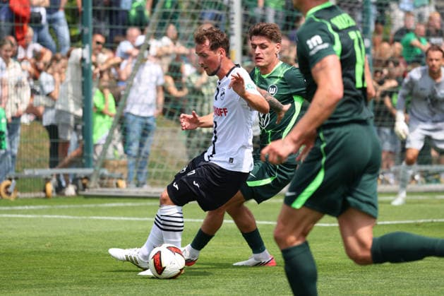 VfL vs Verl, Testspiel Wolfsburg, 18.07.2026, Fußball, Herren, Saison 2026 2027, 2. BL, VfL Wolfsburg vs SC Verl, Testspiel, Yari Otto (Verl), Joakim Maehle (VfL Wolfsburg) Niedersachsen Deutschland *** VfL vs. Verl, Friendly Match, Wolfsburg, July 18, 2026, Soccer, Men s, 2026–2027 Season, 2. Bundesliga, VfL Wolfsburg vs. SC Verl, Friendly Match, Yari Otto (Verl), Joakim Maehle (VfL Wolfsburg), Lower Saxony, Germany