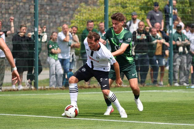 VfL vs Verl, Testspiel Wolfsburg, 18.07.2026, Fußball, Herren, Saison 2026 2027, 2. BL, VfL Wolfsburg vs SC Verl, Testspiel, Yari Otto (Verl), Joakim Maehle (VfL Wolfsburg) Niedersachsen Deutschland *** VfL vs. Verl, Friendly Match, Wolfsburg, July 18, 2026, Soccer, Men s, 2026–2027 Season, 2. Bundesliga, VfL Wolfsburg vs. SC Verl, Friendly Match, Yari Otto (Verl), Joakim Maehle (VfL Wolfsburg), Lower Saxony, Germany