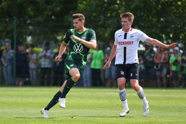 VfL vs Verl, Testspiel Wolfsburg, 18.07.2026, Fußball, Herren, Saison 2026 2027, 2. BL, VfL Wolfsburg vs SC Verl, Testspiel, Elvis Rexhbecaj (VfL Wolfsburg), Dennis Waidner (Verl) Niedersachsen Deutschland *** VfL vs. Verl, Friendly Match, Wolfsburg, July 18, 2026, Soccer, Men s, 2026–2027 Season, 2. Bundesliga, VfL Wolfsburg vs. SC Verl, Friendly Match, Elvis Rexhbecaj (VfL Wolfsburg), Dennis Waidner (Verl), Lower Saxony, Germany