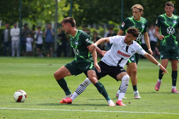 VfL vs Verl, Testspiel Wolfsburg, 18.07.2026, Fußball, Herren, Saison 2026 2027, 2. BL, VfL Wolfsburg vs SC Verl, Testspiel, Kilian Fischer (VfL Wolfsburg), Bilal Yalcinkaya (Verl) Niedersachsen Deutschland *** VfL vs. Verl, Friendly Match, Wolfsburg, July 18, 2026, Soccer, Men s, 2026–2027 Season, 2. Bundesliga, VfL Wolfsburg vs. SC Verl, Friendly Match, Kilian Fischer (VfL Wolfsburg), Bilal Yalcinkaya (Verl), Lower Saxony, Germany