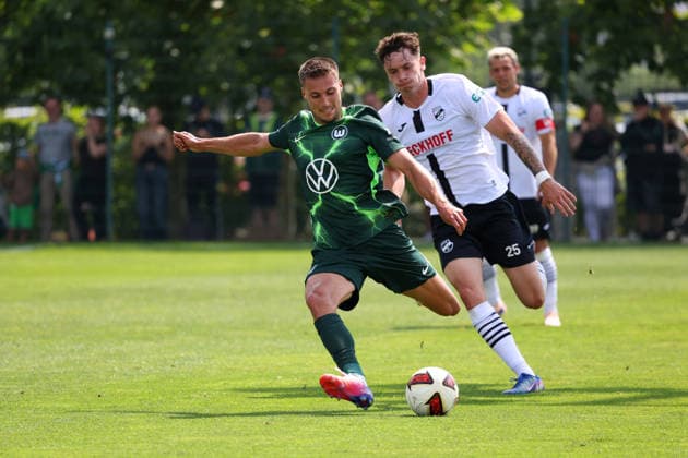 VfL vs Verl, Testspiel Wolfsburg, 18.07.2026, Fußball, Herren, Saison 2026 2027, 2. BL, VfL Wolfsburg vs SC Verl, Testspiel, Kilian Fischer (VfL Wolfsburg), Tim Heike (Verl) Niedersachsen Deutschland *** VfL vs. Verl, Friendly Match, Wolfsburg, July 18, 2026, Soccer, Men s, 2026–2027 Season, 2. Bundesliga, VfL Wolfsburg vs. SC Verl, Friendly Match, Kilian Fischer (VfL Wolfsburg), Tim Heike (Verl), Lower Saxony, Germany
