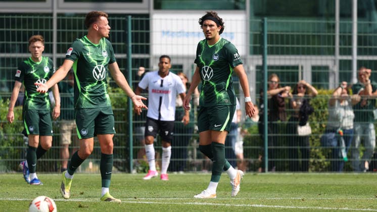 VfL vs Verl, Testspiel Wolfsburg, 18.07.2026, Fußball, Herren, Saison 2026 2027, 2. BL, VfL Wolfsburg vs SC Verl, Testspiel, Dzenan Pejcinovic (VfL Wolfsburg), Fraser Hornby (VfL Wolfsburg) Niedersachsen Deutschland *** VfL vs. Verl, Friendly Match in Wolfsburg, July 18, 2026, Soccer, Men s, 2026–2027 Season, 2. Bundesliga, VfL Wolfsburg vs. SC Verl, Friendly Match, Dzenan Pejcinovic (VfL Wolfsburg), Fraser Hornby (VfL Wolfsburg), Lower Saxony, Germany