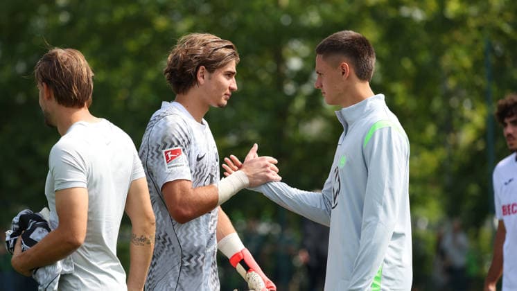 VfL vs Verl, Testspiel Wolfsburg, 18.07.2026, Fußball, Herren, Saison 2026 2027, 2. BL, VfL Wolfsburg vs SC Verl, Testspiel, Torwart Jakub Zielinski (VfL Wolfsburg), Bence Dardai (VfL Wolfsburg) Niedersachsen Deutschland *** VfL vs. Verl, Friendly Match in Wolfsburg, July 18, 2026, Soccer, Men s, 2026–2027 Season, 2. Bundesliga, VfL Wolfsburg vs. SC Verl, Friendly Match, Goalkeeper Jakub Zielinski (VfL Wolfsburg), Bence Dardai (VfL Wolfsburg), Lower Saxony, Germany