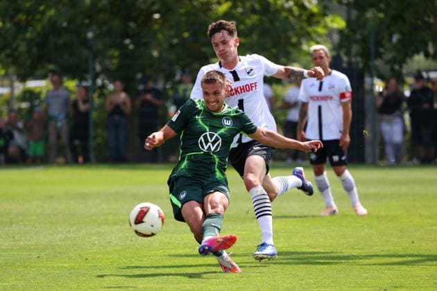 VfL vs Verl, Testspiel Wolfsburg, 18.07.2026, Fußball, Herren, Saison 2026 2027, 2. BL, VfL Wolfsburg vs SC Verl, Testspiel, Kilian Fischer (VfL Wolfsburg), Tim Heike (Verl) Niedersachsen Deutschland *** VfL vs. Verl, Friendly Match, Wolfsburg, July 18, 2026, Soccer, Men s, 2026–2027 Season, 2. Bundesliga, VfL Wolfsburg vs. SC Verl, Friendly Match, Kilian Fischer (VfL Wolfsburg), Tim Heike (Verl), Lower Saxony, Germany