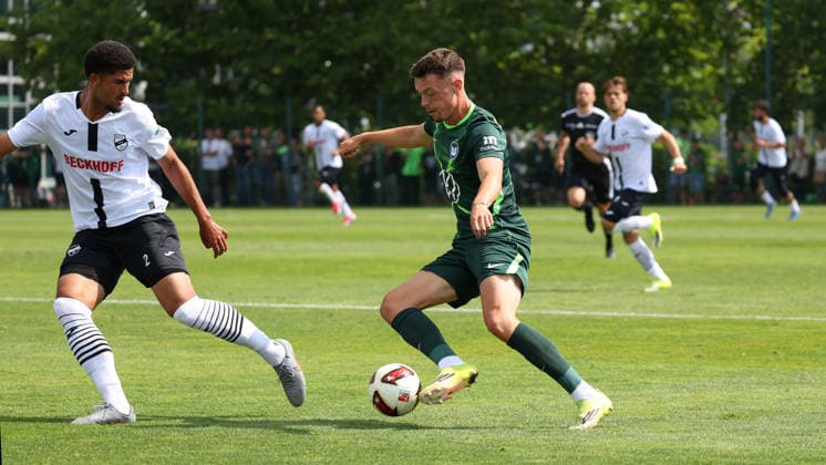 VfL vs Verl, Testspiel Wolfsburg, 18.07.2026, Fußball, Herren, Saison 2026 2027, 2. BL, VfL Wolfsburg vs SC Verl, Testspiel, Raphael Araoye (Verl), Dzenan Pejcinovic (VfL Wolfsburg) Niedersachsen Deutschland *** VfL vs. Verl, Friendly Match, Wolfsburg, July 18, 2026, Soccer, Men s, 2026–2027 Season, 2. Bundesliga, VfL Wolfsburg vs. SC Verl, Friendly Match, Raphael Araoye (Verl), Dzenan Pejcinovic (VfL Wolfsburg), Lower Saxony, Germany