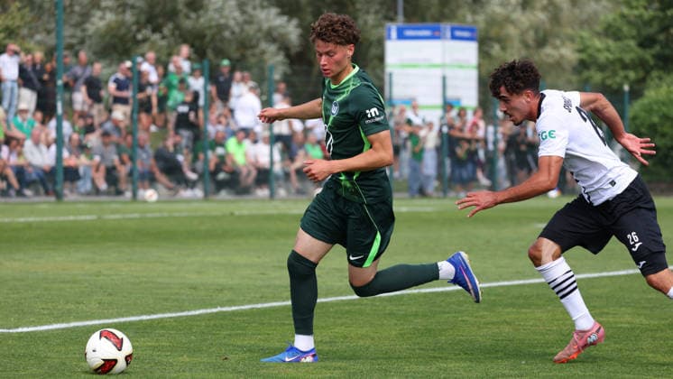 VfL vs Verl, Testspiel Wolfsburg, 18.07.2026, Fußball, Herren, Saison 2026 2027, 2. BL, VfL Wolfsburg vs SC Verl, Testspiel, Bruno Katz (VfL Wolfsburg), Antonio Foti (Verl) Niedersachsen Deutschland *** VfL vs. Verl, Friendly Match, Wolfsburg, July 18, 2026, Soccer, Men s, 2026–2027 Season, 2. Bundesliga, VfL Wolfsburg vs. SC Verl, Friendly Match, Bruno Katz (VfL Wolfsburg), Antonio Foti (Verl), Lower Saxony, Germany