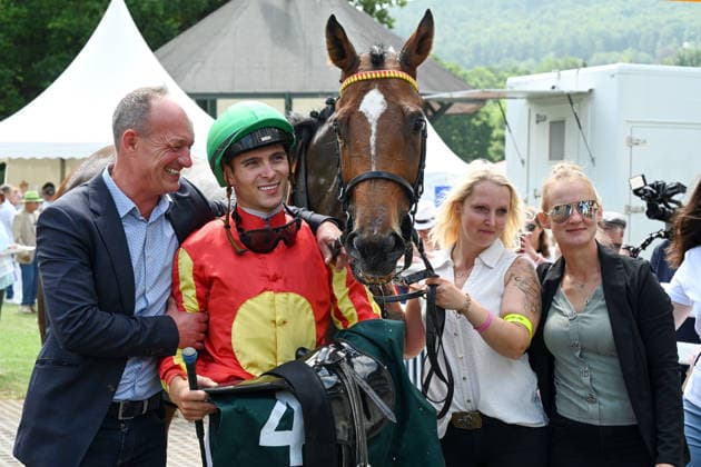 18.07.2026, Bad Harzburg, Niedersachsen, GER - Nauplia mit Thore Hammer-Hansen und Trainer Sascha Smrczek nach dem Sieg. Galopprennbahn Bad Harzburg, Weisser Stein. (Pferd, Jockey, Nauplia, Hammer-Hansen, Sieg, Trainer, Smrczek) 260718FS973BAD_HARZBURG.JPG *** July 18, 2026, Bad Harzburg, Lower Saxony, GER: Nauplia with Thore Hammer Hansen and trainer Sascha Smrczek after the victory at the Bad Harzburg Racetrack, Weisser Stein Horse, Jockey, Nauplia, Hammer Hansen, Victory, Trainer, Smrczek 260718FS973BAD HARZBURG JPG