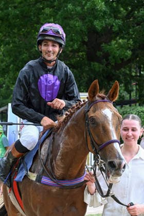 18.07.2026, Bad Harzburg, Niedersachsen, GER - Cabot Cliffs mit Hakim Tabet nach dem Sieg. Galopprennbahn Bad Harzburg, Weisser Stein. (Pferd, Jockey, Cabot Cliffs, Tabet, Sieg) 260718FS988BAD_HARZBURG.JPG *** July 18, 2026, Bad Harzburg, Lower Saxony, GER Cabot Cliffs with Hakim Tabet after the victory at the Bad Harzburg Racetrack, Weisser Stein Horse, Jockey, Cabot Cliffs, Tabet, Victory 260718FS988BAD HARZBURG JPG