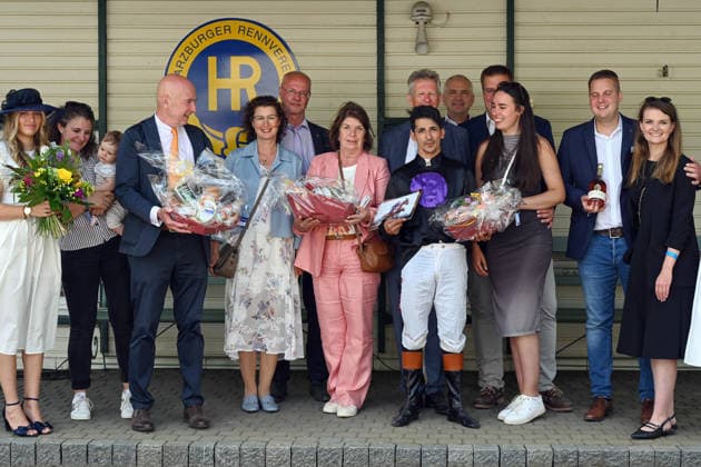 18.07.2026, Bad Harzburg, Niedersachsen, GER - Siegerehrung: Cabot Cliffs mit Hakim Tabet gewinnt. Galopprennbahn Bad Harzburg, Weisser Stein. (Siegerehrung, Cabot Cliffs, Tabet, Sieg) 260718FS990BAD_HARZBURG.JPG *** July 18, 2026, Bad Harzburg, Lower Saxony, GER Award Ceremony: Cabot Cliffs with Hakim Tabet Wins at Bad Harzburg Racetrack, Weisser Stein Award Ceremony, Cabot Cliffs, Tabet, Victory 260718FS990BAD HARZBURG JPG