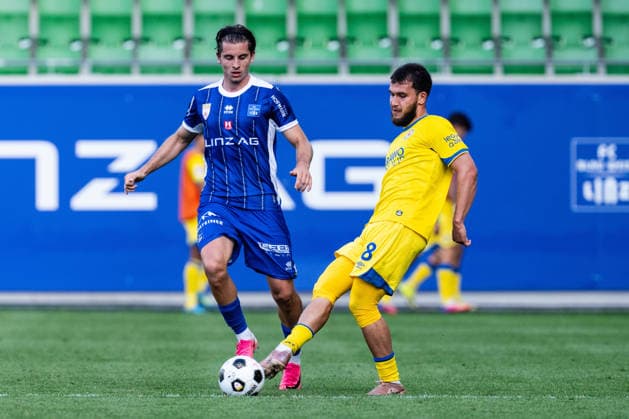 SOCCER - Linz vs Braunschweig, test match LINZ,AUSTRIA,18.JUL.26 - SOCCER - ADMIRAL 2. Liga, 2. DFL, 2. Deutsche Bundesliga, FC Blau Weiss Linz vs Eintracht Braunschweig, test match. Image shows Lukas Frenkert (Braunschweig) and Mehmet Aydin (Braunschweig).  GEPAxpictures xJulioxArellano