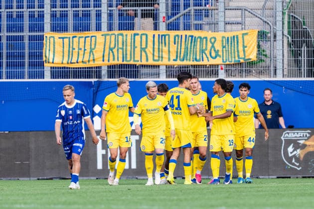 SOCCER - Linz vs Braunschweig, test match LINZ,AUSTRIA,18.JUL.26 - SOCCER - ADMIRAL 2. Liga, 2. DFL, 2. Deutsche Bundesliga, FC Blau Weiss Linz vs Eintracht Braunschweig, test match. Image shows the rejoicing of Braunschweig.  GEPAxpictures xJulioxArellano