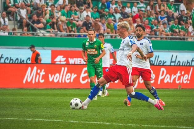 Fussball Österreich - 18.07.2026 - Internationales Testspiel - SK Rapid Wien vs. Hamburger SV (HSV) - Allianz Stadion - Weststadion (Wien Hütteldorf, Österreich): Albert Grönbaek (Hamburger SV) *** Soccer Austria July 18, 2026 International Friendly SK Rapid Vienna vs. Hamburger SV (HSV) Allianz Stadium (Weststadion), Vienna-Hütteldorf, Austria Albert Grönbaek Hamburger SV Copyright: xLukasxBierederx