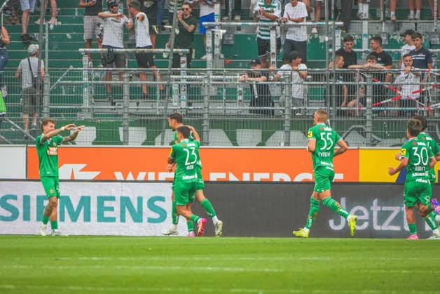 Fussball Österreich - 18.07.2026 - Internationales Testspiel - SK Rapid Wien vs. Hamburger SV (HSV) - Allianz Stadion - Weststadion (Wien Hütteldorf, Österreich): Jubel, Tor, Torjubel *** Soccer Austria July 18, 2026 International Friendly SK Rapid Vienna vs. Hamburger SV (HSV) Allianz Stadium (Weststadion), Vienna-Hütteldorf, Austria Cheering, Goal, Goal Celebration Copyright: xLukasxBierederx