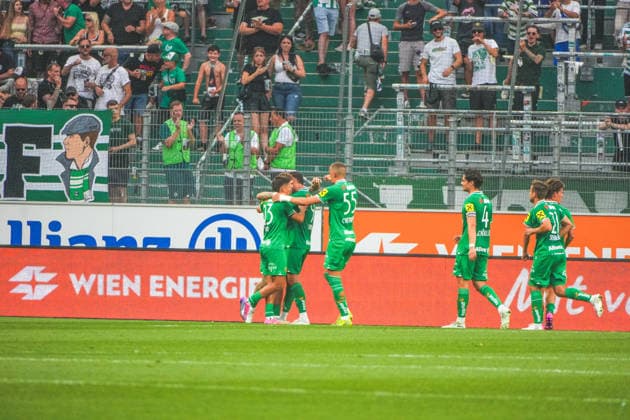 Fussball Österreich - 18.07.2026 - Internationales Testspiel - SK Rapid Wien vs. Hamburger SV (HSV) - Allianz Stadion - Weststadion (Wien Hütteldorf, Österreich): Jubel, Tor, Torjubel *** Soccer Austria July 18, 2026 International Friendly SK Rapid Vienna vs. Hamburger SV (HSV) Allianz Stadium (Weststadion), Vienna-Hütteldorf, Austria Cheering, Goal, Goal Celebration Copyright: xLukasxBierederx