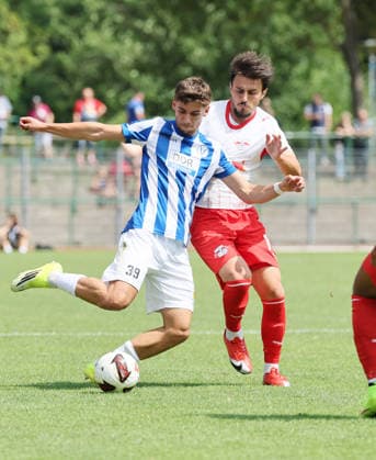 RB Leipzig Ð Altglienicke Testspiel Markranstädt, 18.07.2026, Stadion am Bad, Fussball, Testspiel , RB Leipzig vs. VSG Altglienicke , Im Bild von links: Mehmet Ibrahimi (39, Altglienicke), Eljif Elmas (19, RB Leipzig). , Nur zur redaktionellen Nutzung. Only editorial use. , *** RB Leipzig vs. Altglienicke Friendly Match in Markranstädt, July 18, 2026, Stadion am Bad, soccer, friendly match, RB Leipzig vs. VSG Altglienicke, Pictured from left: Mehmet Ibrahimi, 39, Altglienicke; Eljif Elmas, 19, RB Leipzig; For editorial use only, Picture Point