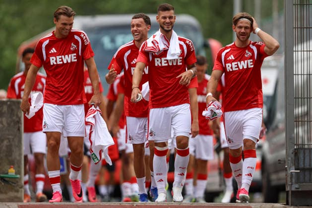 Joel Schmied (1. FC Köln), Luca Waldschmidt (1. FC Köln), Tom Krauß (1. FC Köln) und Jan Thielmann (1. FC Köln) lacht, gestikuliert, Gestik waehrend des Testspiels zwischen 1.FC Köln und FC Rheinsüd Köln, Suedstadion am 18. July 2026 in Köln, Deutschland. (Foto von Oliver Kaelke DeFodi Images) +++ Joel Schmied (1. FC Köln), Luca Waldschmidt (1. FC Köln), Tom Krauß (1. FC Köln) und Jan Thielmann (1. FC Köln) laughs, gestures during the friendly match between 1.FC Köln and FC Rheindsüd Köln at Suedstadion on July 18, 2026 in Cologne, Germany. (Photo by Oliver Kaelke DeFodi Images) (Photo by Oliver Kaelke DeFodi Images) - *** Joel Schmied of 1. FC Köln, Luca Waldschmidt of 1. FC Köln, Tom Krauß of 1. FC Köln, and Jan Thielmann of 1. FC Köln are laughing and gesturing during the friendly match between 1. FC Köln and FC Rheinsüd Köln, at Suedstadion on July 18, 2026, in Cologne, Germany. Photo by Oliver Kaelke, DeFodi Images. Joel Schmied of 1 FC Köln, Luca Waldschmidt of 1 FC Köln, Tom Krauß of 1 FC Köln and Jan Thielmann of 1 FC Köln laugh and gesticulate during the friendly match between 1 FC Köln and FC Rheinsüd Köln at Suedstadion on July 18, 2026, in Cologne, Germany. Photo by Oliver Kaelke, DeFodi Images. Photo by Oliver Kaelke, DeFodi Images.