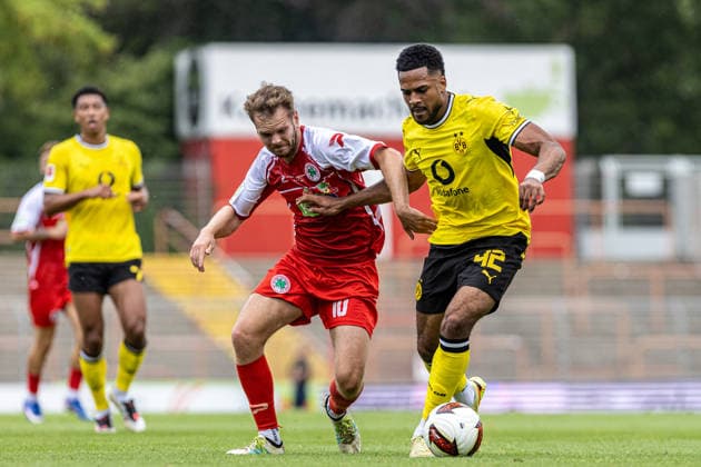 Testspiel: Rot-Weiß Oberhausen - Borussia Dortmund; 18.07.2026 Almugera Kabar (Borussia Dortmund, 42) ,Luca Vincent Schlax (SC Rot-Weiß Oberhausen, 10) Testspiel: Rot-Weiß Oberhausen - Borussia Dortmund; Stadion Niederrhein, Oberhausen; 18.07.2026 *** Friendly Match: Rot-Weiß Oberhausen vs. Borussia Dortmund, July 18, 2026; Almugera Kabar (Borussia Dortmund), 42; Luca Vincent Schlax (SC Rot-Weiß Oberhausen), 10; Friendly Match: Rot-Weiß Oberhausen vs. Borussia Dortmund, Niederrhein Stadium, Oberhausen, July 18, 2026 Copyright: xBEAUTIFULxSPORTS Buriakovx