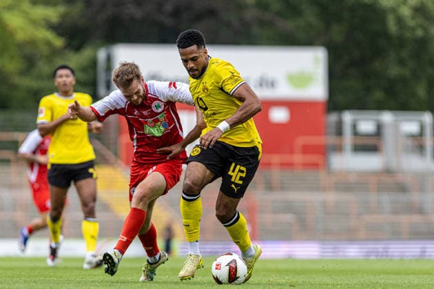 Testspiel: Rot-Weiß Oberhausen - Borussia Dortmund; 18.07.2026 Almugera Kabar (Borussia Dortmund, 42) ,Luca Vincent Schlax (SC Rot-Weiß Oberhausen, 10) Testspiel: Rot-Weiß Oberhausen - Borussia Dortmund; Stadion Niederrhein, Oberhausen; 18.07.2026 *** Friendly Match: Rot-Weiß Oberhausen vs. Borussia Dortmund, July 18, 2026; Almugera Kabar (Borussia Dortmund), 42; Luca Vincent Schlax (SC Rot-Weiß Oberhausen), 10; Friendly Match: Rot-Weiß Oberhausen vs. Borussia Dortmund, Niederrhein Stadium, Oberhausen, July 18, 2026 Copyright: xBEAUTIFULxSPORTS Buriakovx