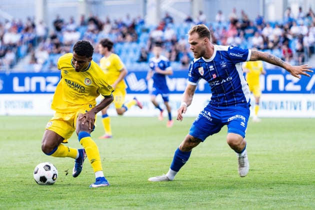 SOCCER - Linz vs Braunschweig, test match LINZ,AUSTRIA,18.JUL.26 - SOCCER - ADMIRAL 2. Liga, 2. DFL, 2. Deutsche Bundesliga, FC Blau Weiss Linz vs Eintracht Braunschweig, test match. Image shows Sanoussy Ba (Braunschweig) and David Riegler (Linz).  GEPAxpictures xJulioxArellano