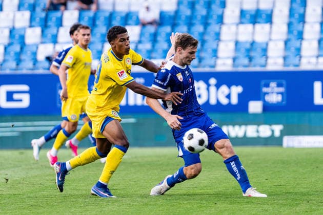 SOCCER - Linz vs Braunschweig, test match LINZ,AUSTRIA,18.JUL.26 - SOCCER - ADMIRAL 2. Liga, 2. DFL, 2. Deutsche Bundesliga, FC Blau Weiss Linz vs Eintracht Braunschweig, test match. Image shows Arlet Junior (Braunschweig) and Diego Madritsch (Linz).  GEPAxpictures xJulioxArellano