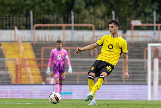 Testspiel: Rot-Weiß Oberhausen - Borussia Dortmund; 18.07.2026 Luca Reggiani (Borussia Dortmund, 49) Testspiel: Rot-Weiß Oberhausen - Borussia Dortmund; Stadion Niederrhein, Oberhausen; 18.07.2026 *** Friendly Match: Rot-Weiß Oberhausen vs. Borussia Dortmund, July 18, 2026; Luca Reggiani, Borussia Dortmund, 49; Friendly Match: Rot-Weiß Oberhausen vs. Borussia Dortmund, Niederrhein Stadium, Oberhausen, July 18, 2026 Copyright: xBEAUTIFULxSPORTS Buriakovx