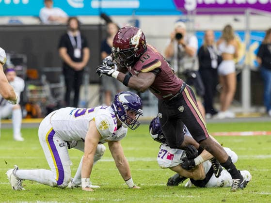 27 Nikolaus Huszar (Cornerback) Vienna Vikings tackle 10 Harlan Kwofie (Wide Receiver) Rhein Fire Rhein Fire vs Vienna Vikings, American Football, American Football League Europe, Week 9, 2026, 18.07.2026, Duisburg Schauinsland-Reisen-Arena Germany Copyright: xFootxBowl ChristopherxMettkenx