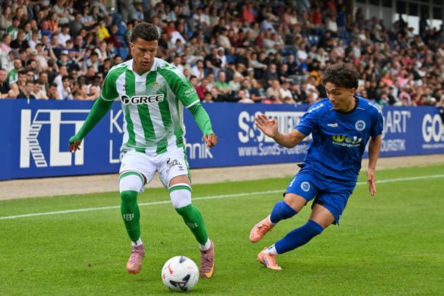 Sport Bilder des Tages Juan Camilo Hernandez Suarez (Real Betis Sevilla, 18) am Ball gegen Can Akbas (Sportfreunde Lotte, 20) Sportfreunde Lotte vs. Real Betis Sevilla, Fussball, Testspiel, Saison 2026 2027, 18.07.2026, Sportfreunde Lotte vs. Real Betis Sevilla, Fussball, Testspiel, Saison 2026 2027, 18.07.2026 Lotte *** Juan Camilo Hernandez Suarez (Real Betis Sevilla), 18 on the ball against Can Akbas (Sportfreunde Lotte), 20 Sportfreunde Lotte vs. Real Betis Sevilla, Soccer, Friendly Match, 2026–2027 Season, July 18, 2026, Sportfreunde Lotte vs. Real Betis Sevilla, Soccer, Friendly Match, 2026–2027 Season, July 18, 2026, Lotte Copyright: xEibner-Pressefoto RobertxGertzenx EP_RGN