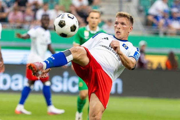 SOCCER - Rapid vs HSV, test match VIENNA,AUSTRIA,18.JUL.26 - SOCCER - ADMIRAL Bundesliga, 1. DFL, 1. Deutsche Bundesliga, SK Rapid Wien vs Hamburger SV, test match. Image shows Emir Sahiti (HSV).  GEPAxpictures xPhilippxBrem