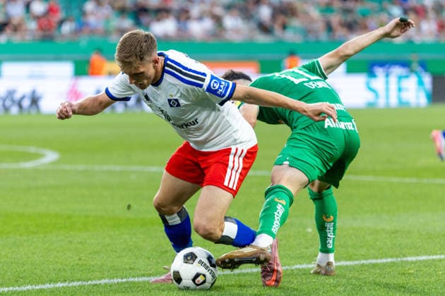SOCCER - Rapid vs HSV, test match VIENNA,AUSTRIA,18.JUL.26 - SOCCER - ADMIRAL Bundesliga, 1. DFL, 1. Deutsche Bundesliga, SK Rapid Wien vs Hamburger SV, test match. Image shows Emir Sahiti (HSV) and Yusuf Demir (Rapid).  GEPAxpictures xPhilippxBrem