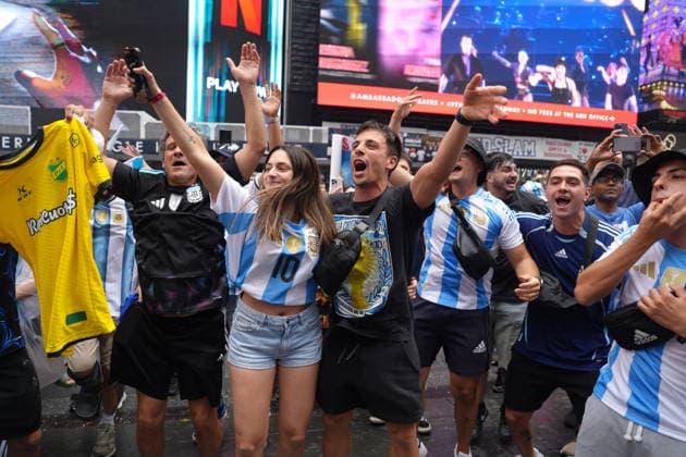 Sport Bilder des Tages Argentina fans gather in Times Square ahead of the 2026 FIFA World Cup, WM, Weltmeisterschaft, Fussball final in New York, United States 18 July 2026. Gathering of Argentine fans in Times Square !ACHTUNG: NUR REDAKTIONELLE NUTZUNG!  Copyright: xOctavioxGuzmanx AME563 20260718-55020932189_1
